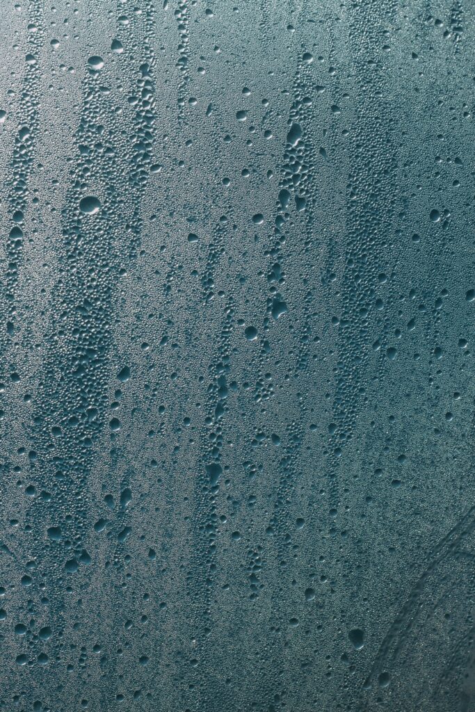 Gotas de condensación en el cristal de una ventana